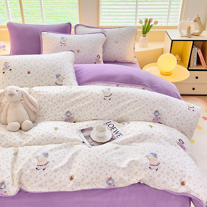 91家纺网 家纺一手货源 找家纺 琪琪阁家纺 2025新款A类全棉纯棉加牛奶绒包边款单被套四件套 春日女孩