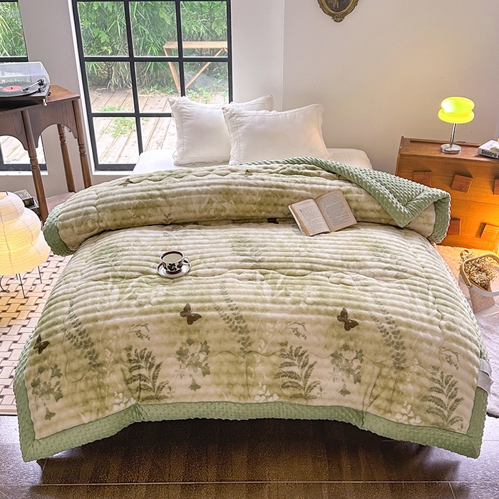 91家纺网 家纺一手货源 找家纺 丫丫家纺 2025直播热款A+兔兔绒豆豆被三层夹棉加厚毛毯毯子牛奶绒冬被泡泡兔毛绒保暖被子被芯 福蝶将至-绿