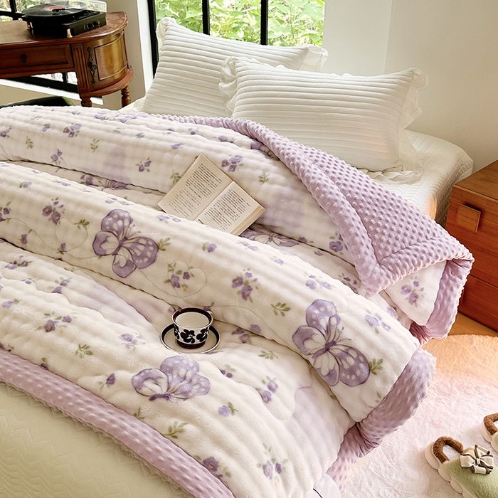 91家纺网 家纺一手货源 找家纺 丫丫家纺 2025直播热款A+兔兔绒豆豆被三层夹棉加厚毛毯毯子牛奶绒冬被泡泡兔毛绒保暖被子被芯 福蝶将至-紫