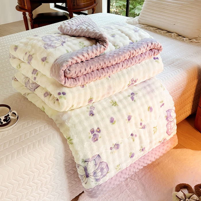 91家纺网 家纺一手货源 找家纺 丫丫家纺 2025直播热款A+兔兔绒豆豆被三层夹棉加厚毛毯毯子牛奶绒冬被泡泡兔毛绒保暖被子被芯 福蝶将至-紫