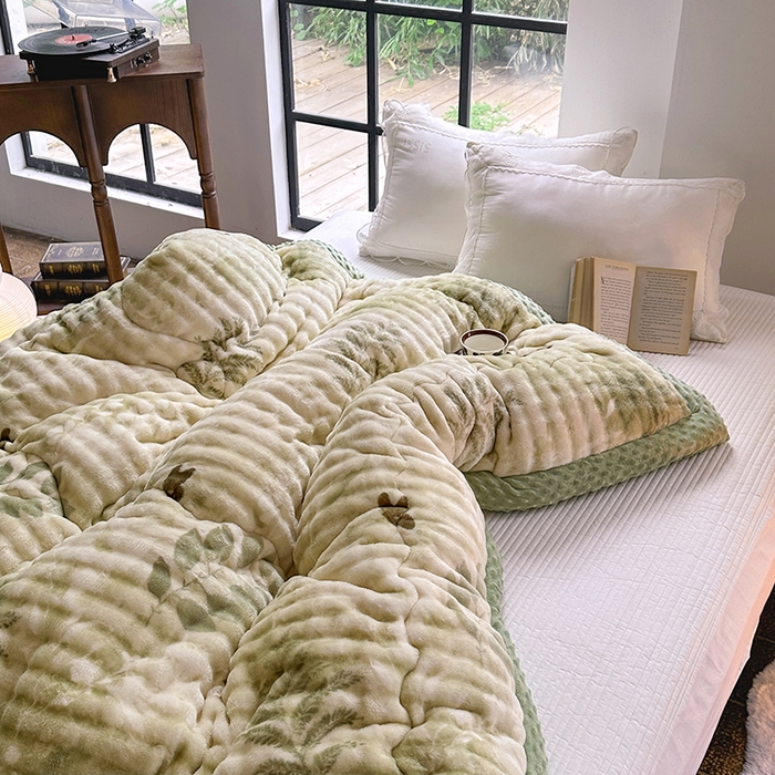 91家纺网 家纺一手货源 找家纺 丫丫家纺 2025直播热款A+兔兔绒豆豆被三层夹棉加厚毛毯毯子牛奶绒冬被泡泡兔毛绒保暖被子被芯 福蝶将至-绿