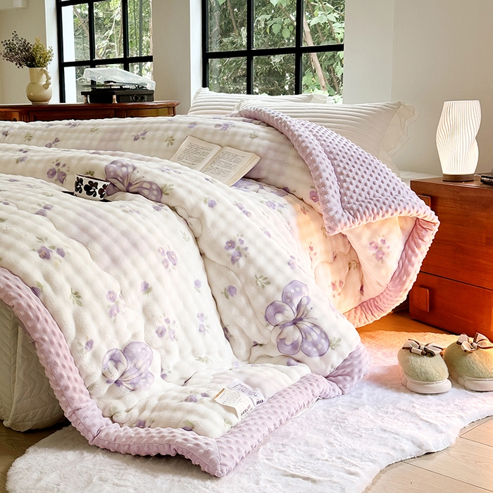 91家纺网 家纺一手货源 找家纺 丫丫家纺 2025直播热款A+兔兔绒豆豆被三层夹棉加厚毛毯毯子牛奶绒冬被泡泡兔毛绒保暖被子被芯 福蝶将至-紫