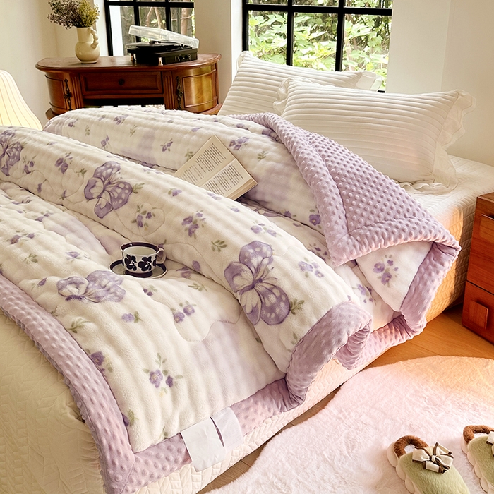 91家纺网 家纺一手货源 找家纺 丫丫家纺 2025直播热款A+兔兔绒豆豆被三层夹棉加厚毛毯毯子牛奶绒冬被泡泡兔毛绒保暖被子被芯 福蝶将至-紫