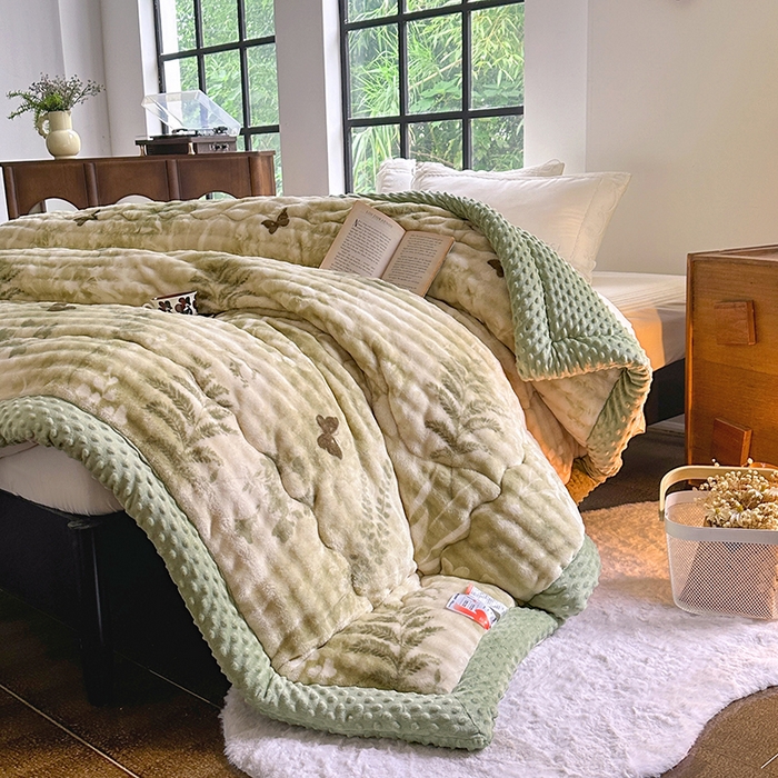 91家纺网 家纺一手货源 找家纺 丫丫家纺 2025直播热款A+兔兔绒豆豆被三层夹棉加厚毛毯毯子牛奶绒冬被泡泡兔毛绒保暖被子被芯 福蝶将至-绿