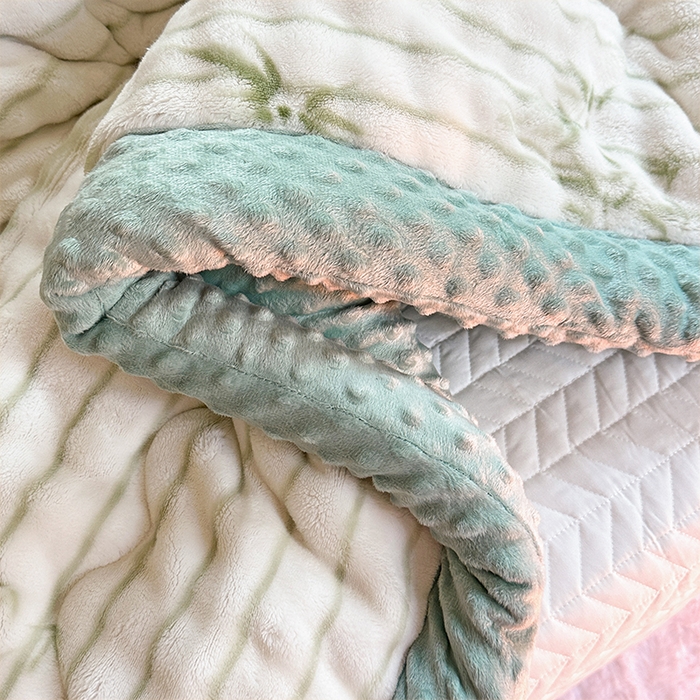 91家纺网 家纺一手货源 找家纺 丫丫家纺 2025直播热款A+兔兔绒豆豆被三层夹棉加厚毛毯毯子牛奶绒冬被泡泡兔毛绒保暖被子被芯 熊有成竹