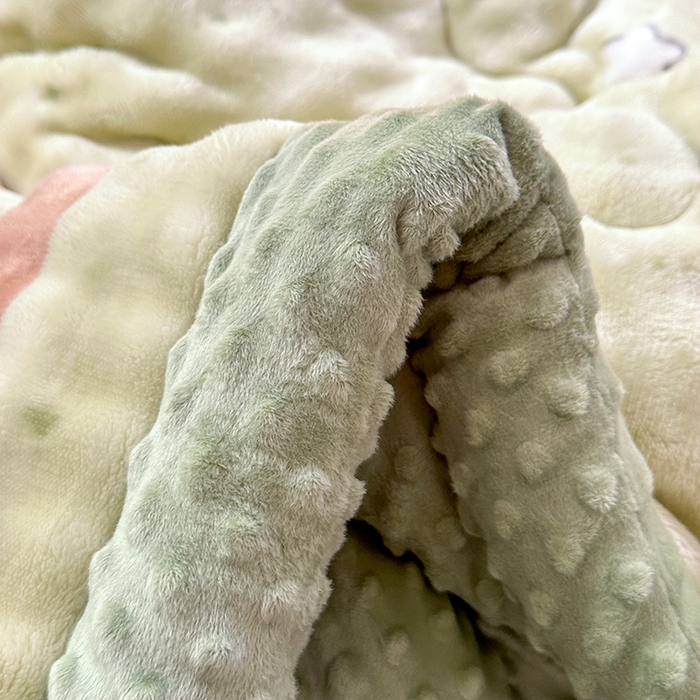 91家纺网 家纺一手货源 找家纺 丫丫家纺 2025直播热款A+兔兔绒豆豆被三层夹棉加厚毛毯毯子牛奶绒冬被泡泡兔毛绒保暖被子被芯 趴趴熊