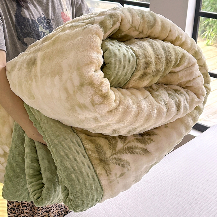 91家纺网 家纺一手货源 找家纺 丫丫家纺 2025直播热款A+兔兔绒豆豆被三层夹棉加厚毛毯毯子牛奶绒冬被泡泡兔毛绒保暖被子被芯 福蝶将至-绿