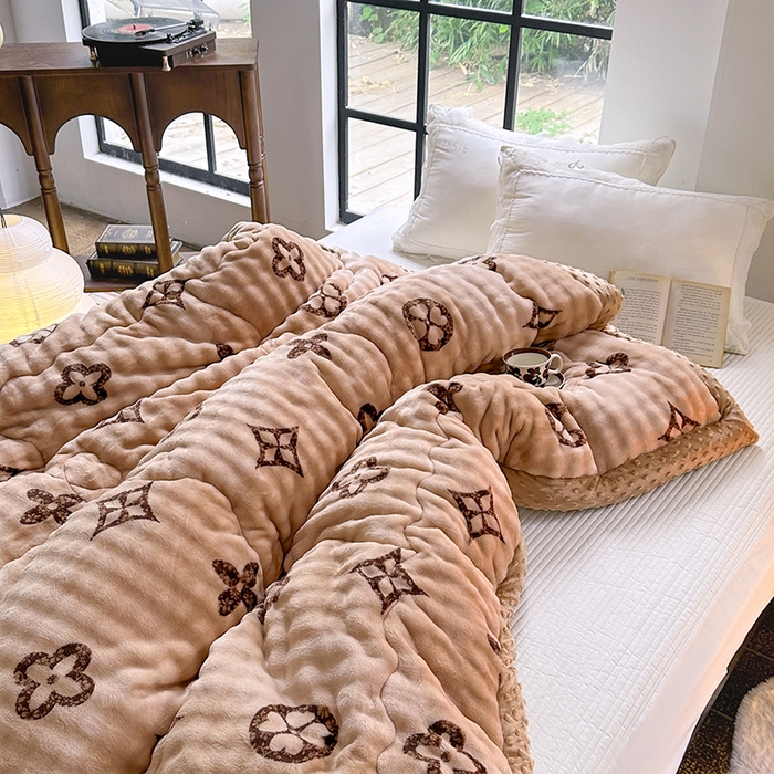 91家纺网 家纺一手货源 找家纺 丫丫家纺 2025直播热款A+兔兔绒豆豆被三层夹棉加厚毛毯毯子牛奶绒冬被泡泡兔毛绒保暖被子被芯 洋气咖