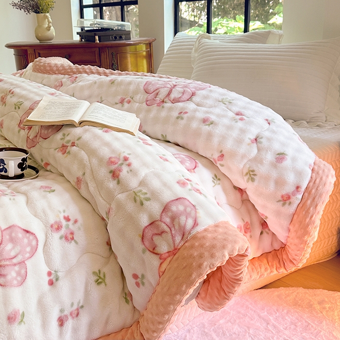 91家纺网 家纺一手货源 找家纺 丫丫家纺 2025直播热款A+兔兔绒豆豆被三层夹棉加厚毛毯毯子牛奶绒冬被泡泡兔毛绒保暖被子被芯 福蝶将至-粉