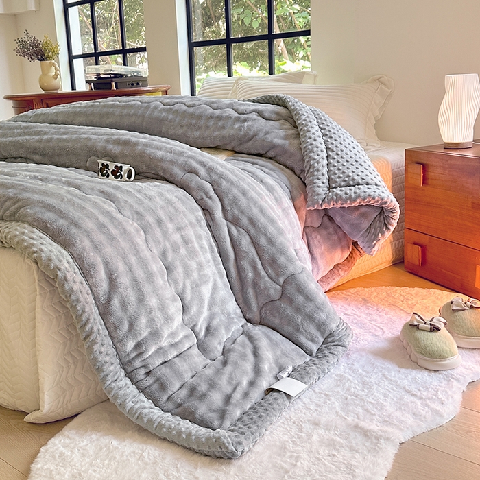 91家纺网 家纺一手货源 找家纺 丫丫家纺 2025直播热款A+兔兔绒豆豆被三层夹棉加厚毛毯毯子牛奶绒冬被泡泡兔毛绒保暖被子被芯 洋灰