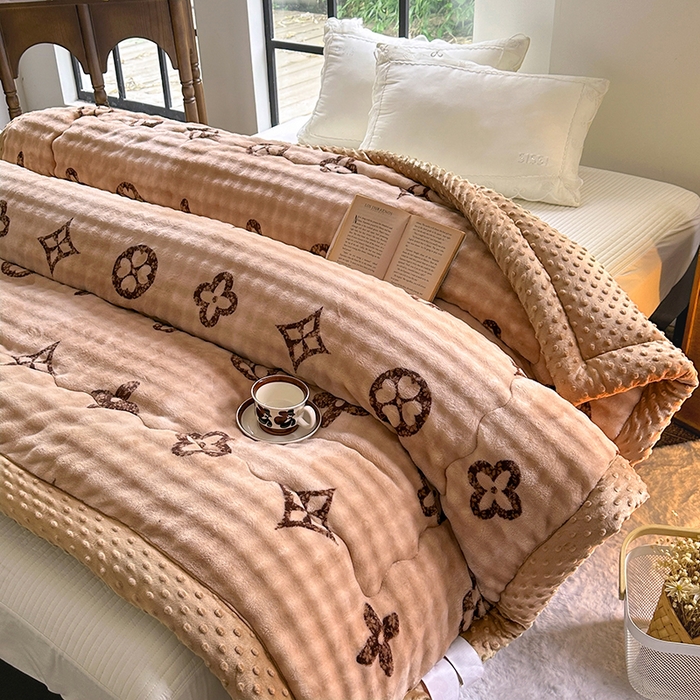 91家纺网 家纺一手货源 找家纺 丫丫家纺 2025直播热款A+兔兔绒豆豆被三层夹棉加厚毛毯毯子牛奶绒冬被泡泡兔毛绒保暖被子被芯 洋气咖