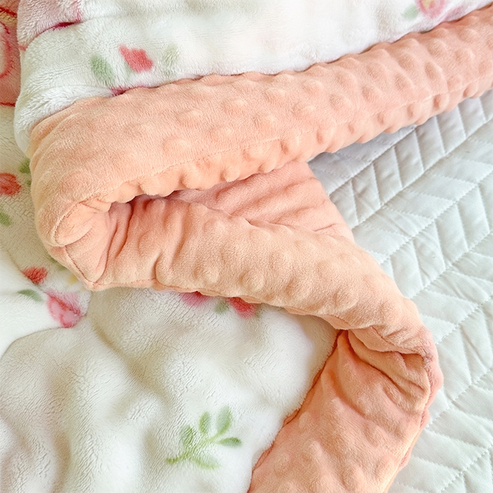 91家纺网 家纺一手货源 找家纺 丫丫家纺 2025直播热款A+兔兔绒豆豆被三层夹棉加厚毛毯毯子牛奶绒冬被泡泡兔毛绒保暖被子被芯 福蝶将至-粉