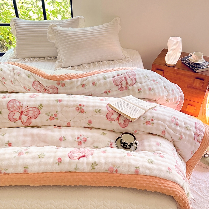 91家纺网 家纺一手货源 找家纺 丫丫家纺 2025直播热款A+兔兔绒豆豆被三层夹棉加厚毛毯毯子牛奶绒冬被泡泡兔毛绒保暖被子被芯 福蝶将至-粉