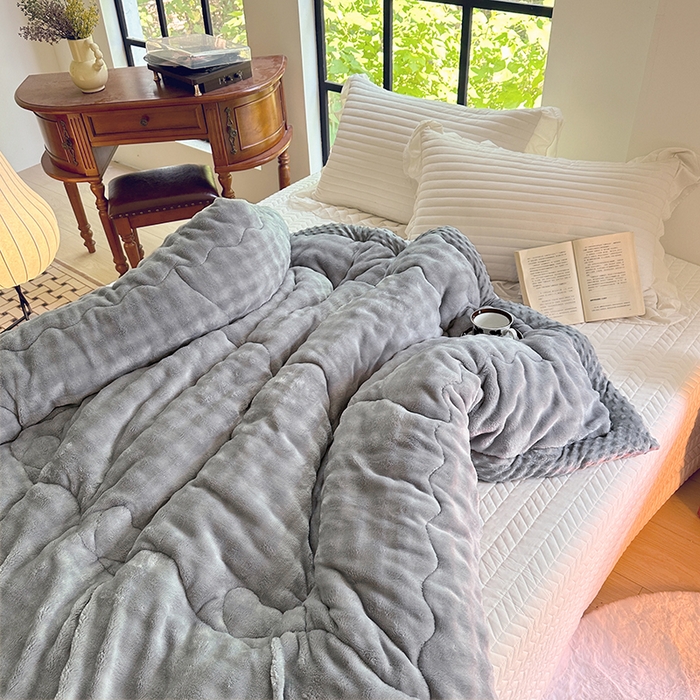 91家纺网 家纺一手货源 找家纺 丫丫家纺 2025直播热款A+兔兔绒豆豆被三层夹棉加厚毛毯毯子牛奶绒冬被泡泡兔毛绒保暖被子被芯 洋灰