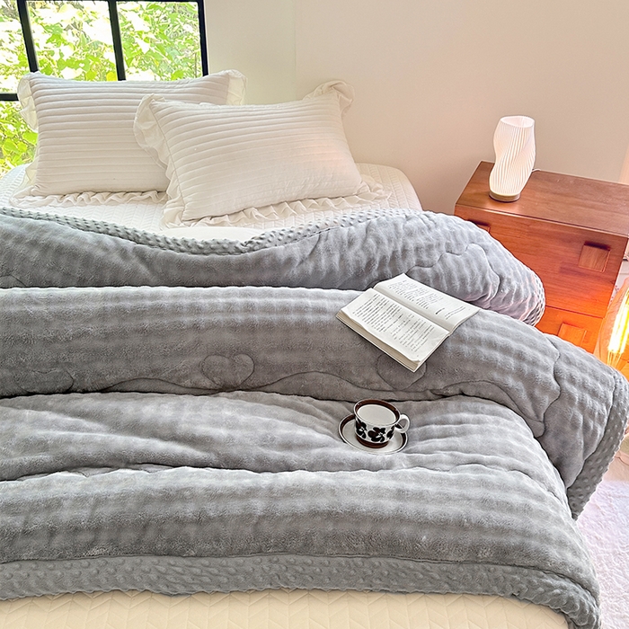 91家纺网 家纺一手货源 找家纺 丫丫家纺 2025直播热款A+兔兔绒豆豆被三层夹棉加厚毛毯毯子牛奶绒冬被泡泡兔毛绒保暖被子被芯 洋灰