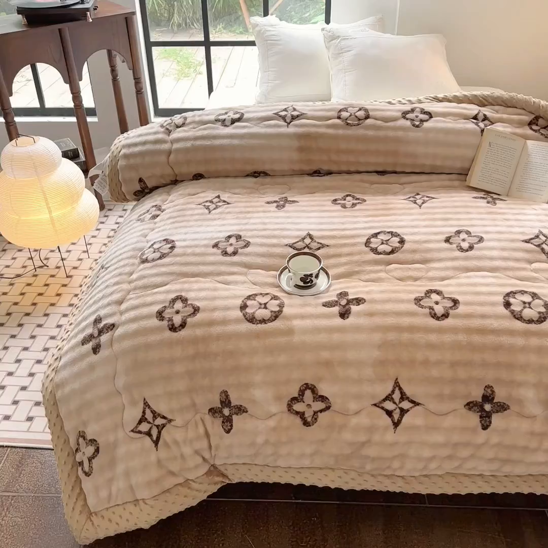 91家纺网 家纺一手货源 找家纺 丫丫家纺 2025直播热款A+兔兔绒豆豆被三层夹棉加厚毛毯毯子牛奶绒冬被泡泡兔毛绒保暖被子被芯 洋气咖