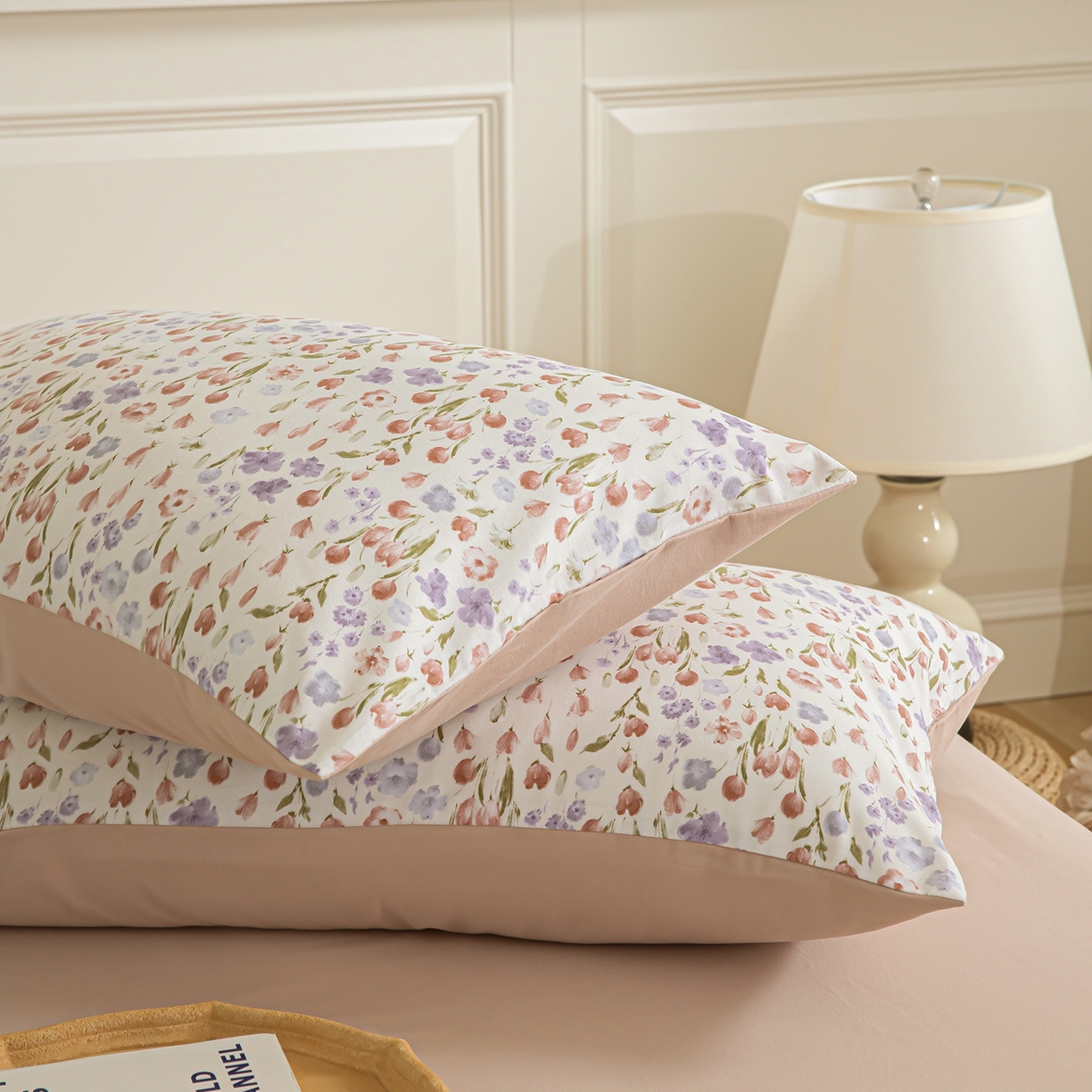 91家纺网 家纺一手货源 找家纺 绫韵家纺 2025秋冬新款印花全棉磨毛冬季加厚纯棉磨毛三件套四件套系列 邻家小院粉