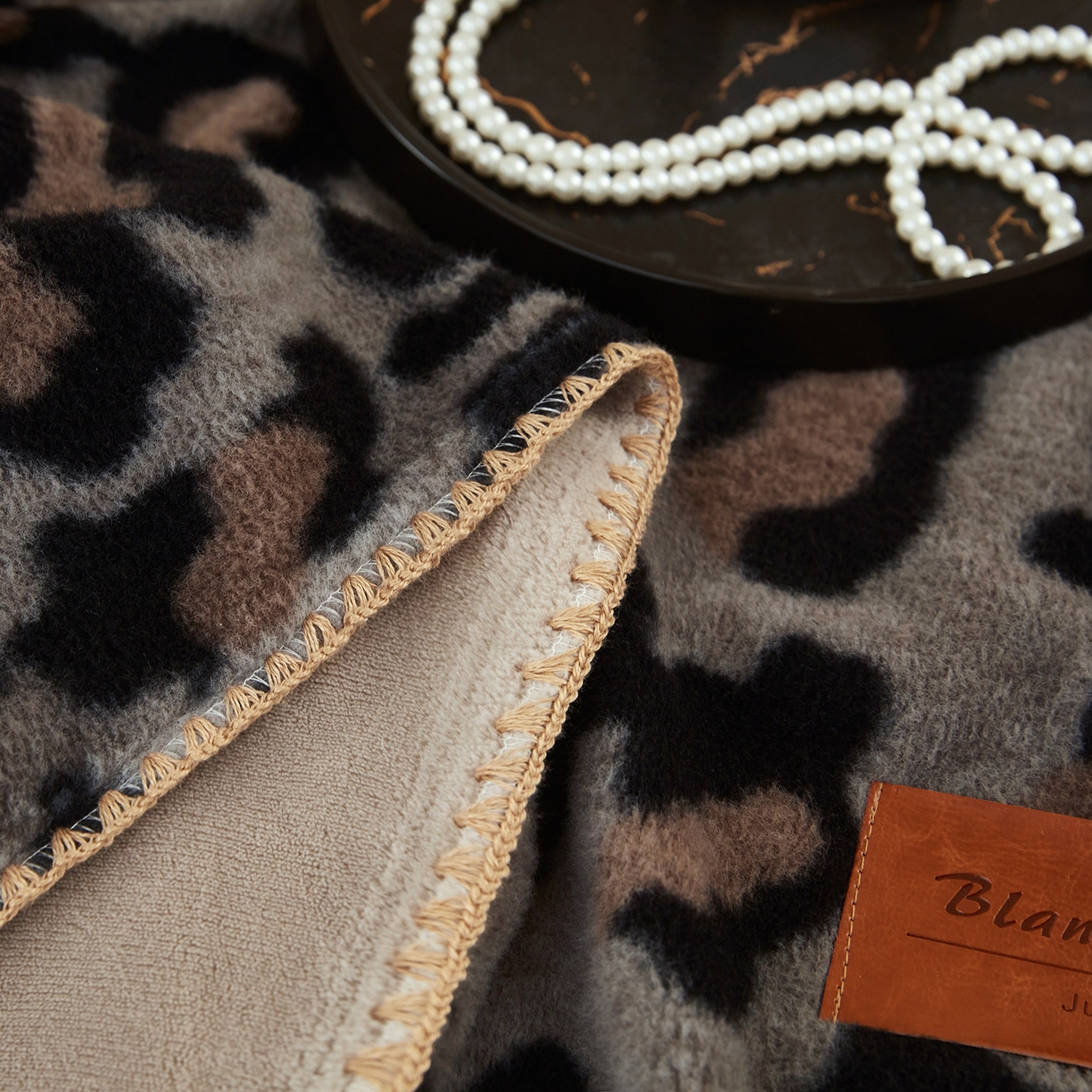 91家纺网 家纺一手货源 找家纺 肖恩毯业 2025新款仿羊绒毛毯羊驼绒绵羊绒毯 仿羊绒-宝莉豹点