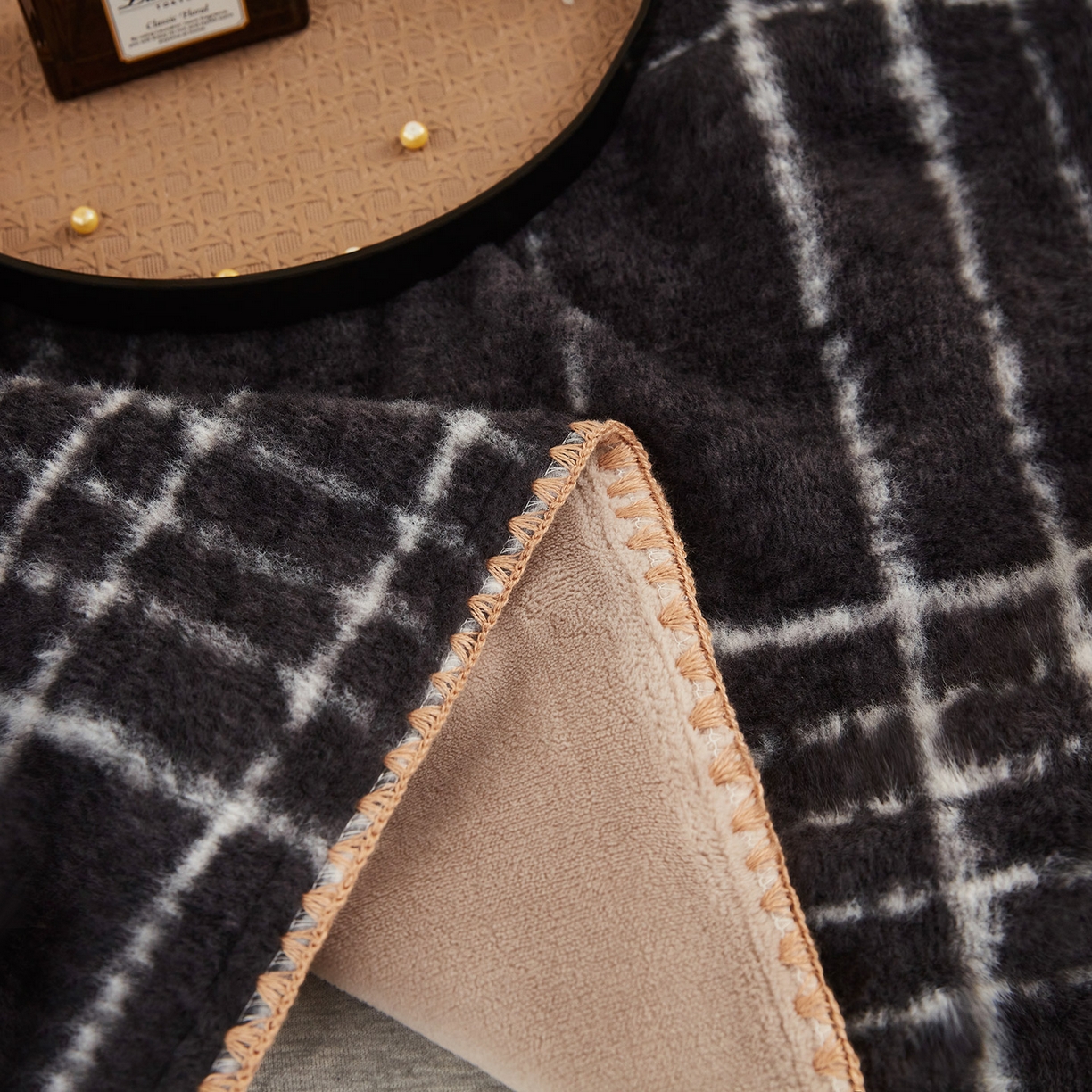 91家纺网 家纺一手货源 找家纺 肖恩毯业 2025新款仿羊绒毛毯羊驼绒绵羊绒毯 仿羊绒-宝莉黑白