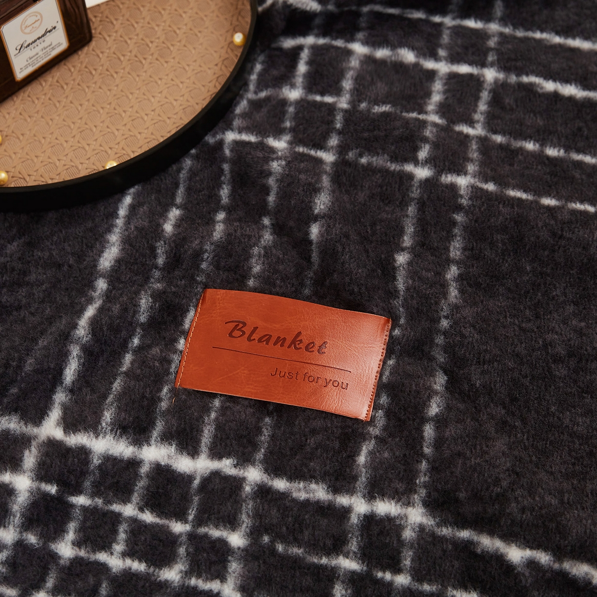 91家纺网 家纺一手货源 找家纺 肖恩毯业 2025新款仿羊绒毛毯羊驼绒绵羊绒毯 仿羊绒-宝莉黑白