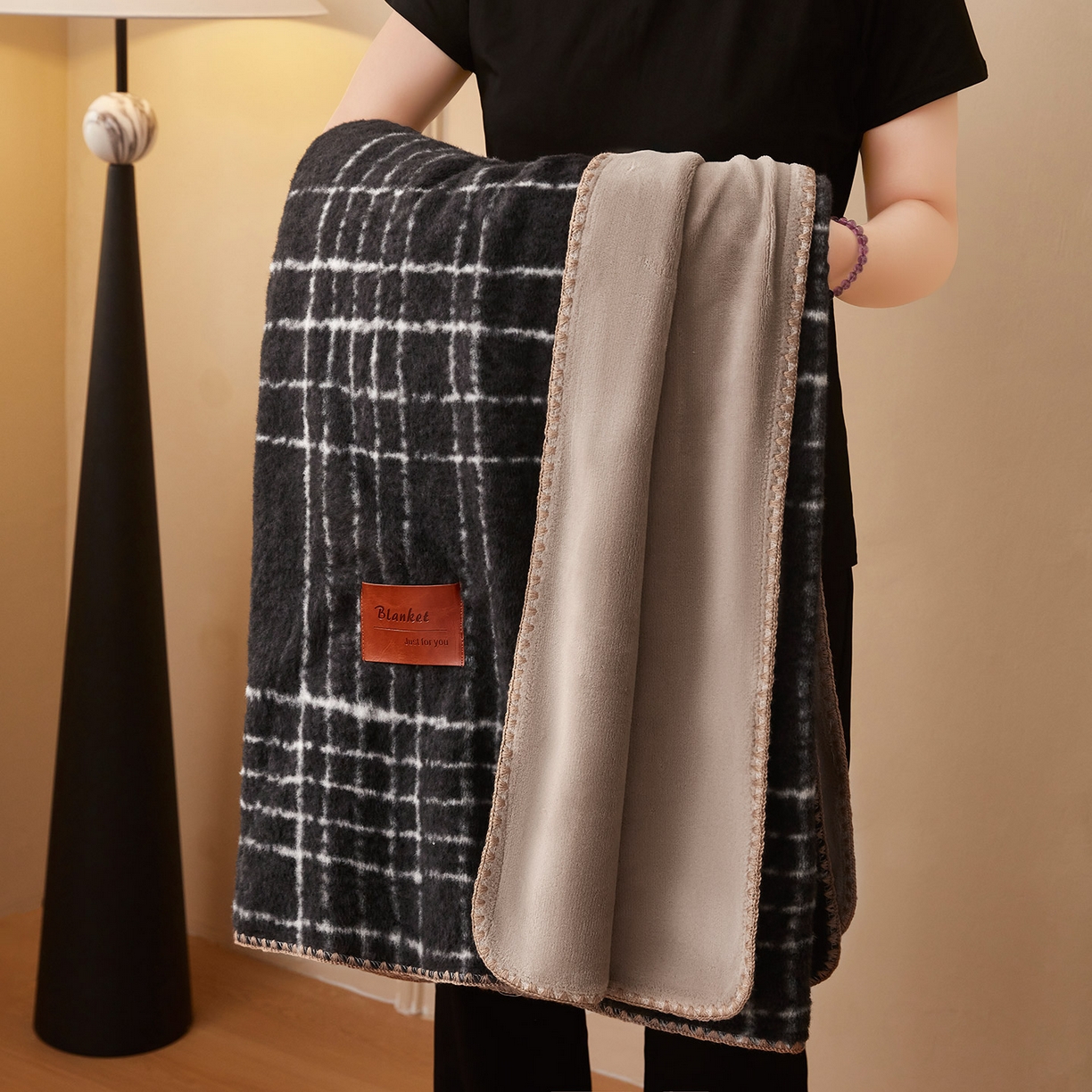 91家纺网 家纺一手货源 找家纺 肖恩毯业 2025新款仿羊绒毛毯羊驼绒绵羊绒毯 仿羊绒-宝莉黑白