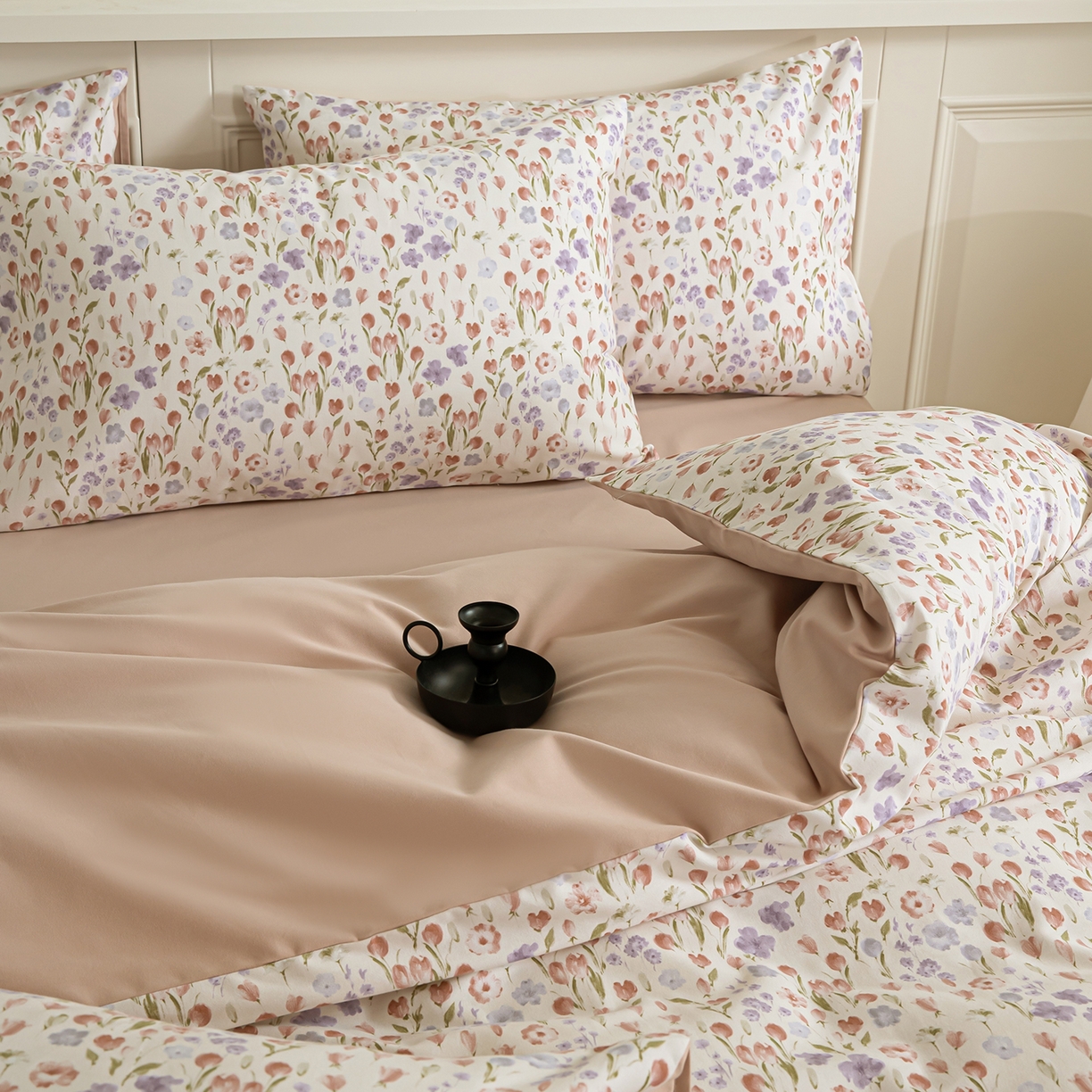 91家纺网 家纺一手货源 找家纺 绫韵家纺 2025秋冬新款印花全棉磨毛冬季加厚纯棉磨毛三件套四件套系列 邻家小院粉