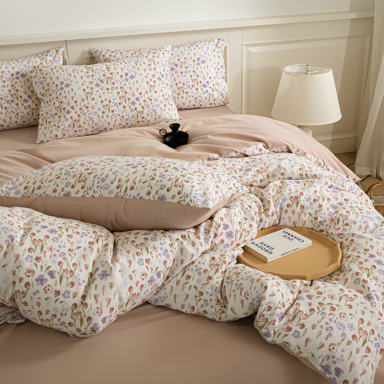 91家纺网 家纺一手货源 找家纺 绫韵家纺 2025秋冬新款印花全棉磨毛冬季加厚纯棉磨毛三件套四件套系列 邻家小院粉