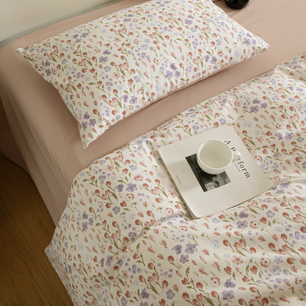 91家纺网 家纺一手货源 找家纺 绫韵家纺 2025秋冬新款印花全棉磨毛冬季加厚纯棉磨毛三件套四件套系列 邻家小院粉