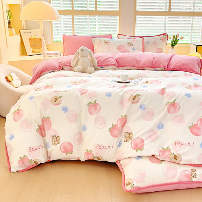 91家纺网 家纺一手货源 找家纺 琪琪阁家纺 2025新款A类全棉纯棉加牛奶绒包边款单被套四件套 蜜桃松鼠