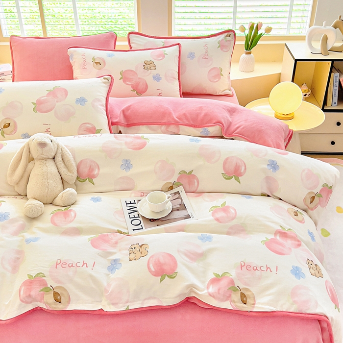 91家纺网 家纺一手货源 找家纺 琪琪阁家纺 2025新款A类全棉纯棉加牛奶绒包边款单被套四件套 蜜桃松鼠