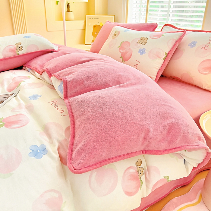 91家纺网 家纺一手货源 找家纺 琪琪阁家纺 2025新款A类全棉纯棉加牛奶绒包边款单被套四件套 蜜桃松鼠