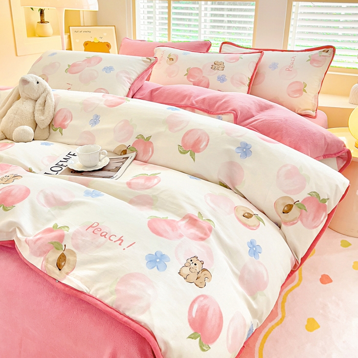 91家纺网 家纺一手货源 找家纺 琪琪阁家纺 2025新款A类全棉纯棉加牛奶绒包边款单被套四件套 蜜桃松鼠