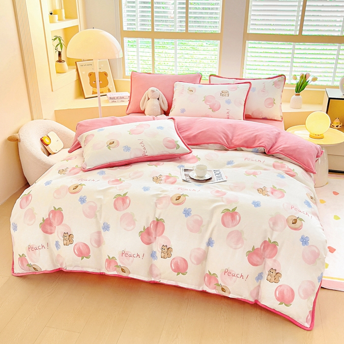 91家纺网 家纺一手货源 找家纺 琪琪阁家纺 2025新款A类全棉纯棉加牛奶绒包边款单被套四件套 蜜桃松鼠