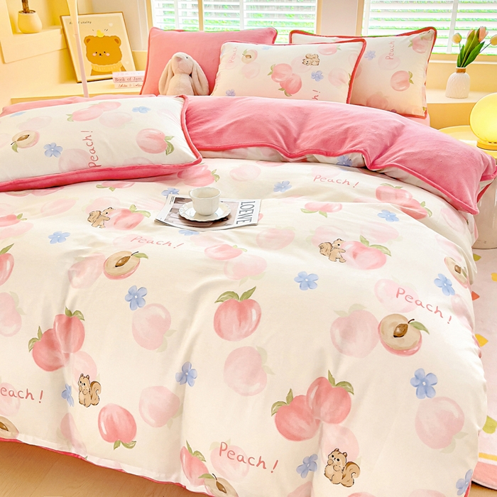 91家纺网 家纺一手货源 找家纺 琪琪阁家纺 2025新款A类全棉纯棉加牛奶绒包边款单被套四件套 蜜桃松鼠