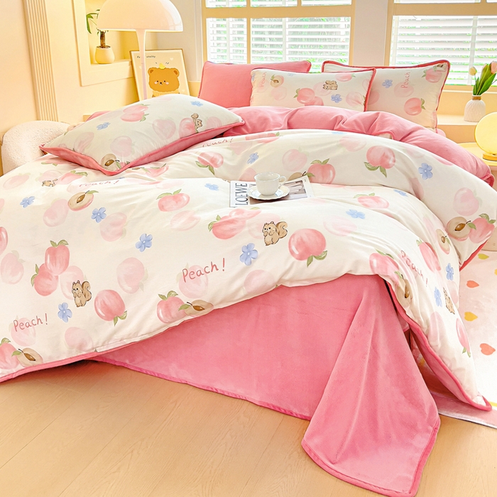 91家纺网 家纺一手货源 找家纺 琪琪阁家纺 2025新款A类全棉纯棉加牛奶绒包边款单被套四件套 蜜桃松鼠