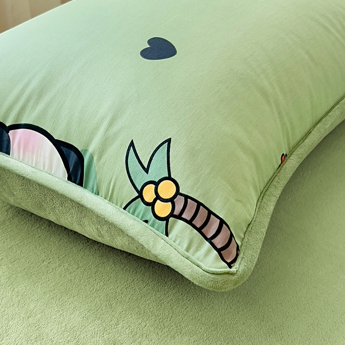 91家纺网 家纺一手货源 找家纺 琪琪阁家纺 2025新款A类全棉纯棉加牛奶绒包边款单被套四件套 熊猫戏水