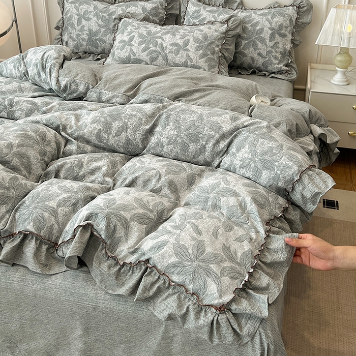 91家纺网 家纺一手货源 找家纺 鑫利来家纺 2025新款加厚高克重亚麻复古原麻皱皱纱印花法式花边四件套 叶之舞