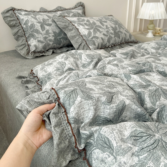 91家纺网 家纺一手货源 找家纺 鑫利来家纺 2025新款加厚高克重亚麻复古原麻皱皱纱印花法式花边四件套 叶之舞