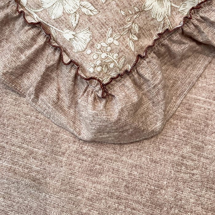 91家纺网 家纺一手货源 找家纺 鑫利来家纺 2025新款加厚高克重亚麻复古原麻皱皱纱印花法式花边四件套 爱丽丝