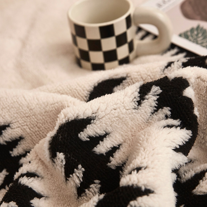 91家纺网 家纺一手货源 找家纺 肖恩毯业 2025新款黑白阳离子熊猫绒多功能毛毯 熊猫绒-节节高球