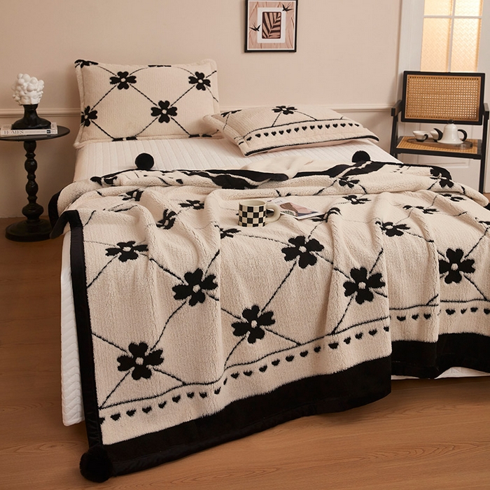 91家纺网 家纺一手货源 找家纺 肖恩毯业 2025新款黑白阳离子熊猫绒多功能毛毯 熊猫绒-爱心花朵球