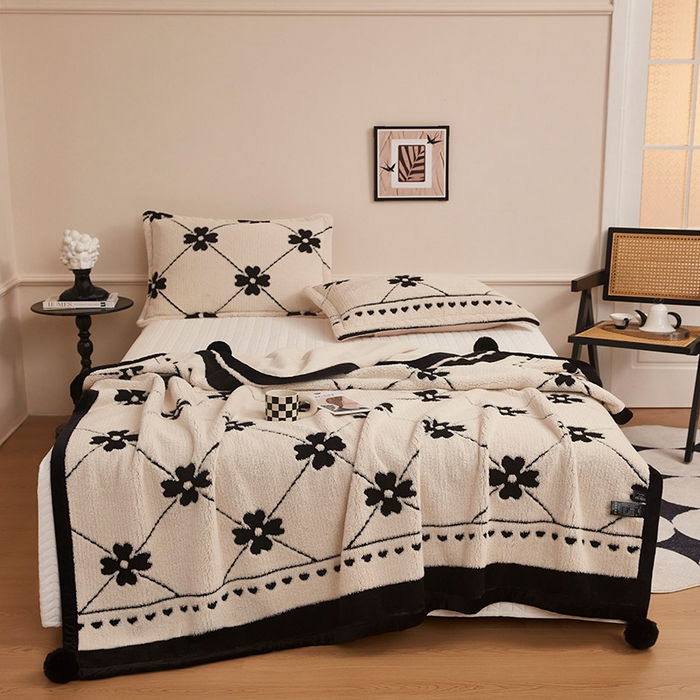 91家纺网 家纺一手货源 找家纺 肖恩毯业 2025新款黑白阳离子熊猫绒多功能毛毯 熊猫绒-爱心花朵球