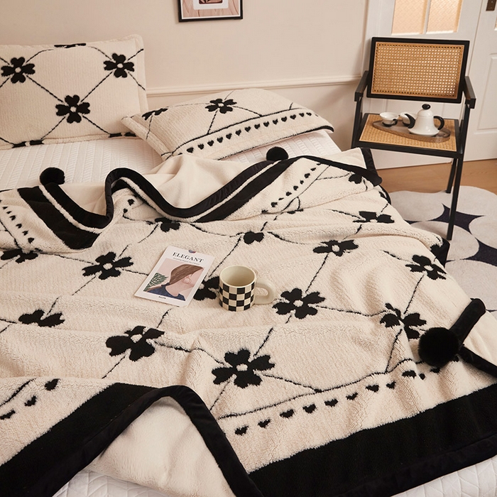 91家纺网 家纺一手货源 找家纺 肖恩毯业 2025新款黑白阳离子熊猫绒多功能毛毯 熊猫绒-爱心花朵球