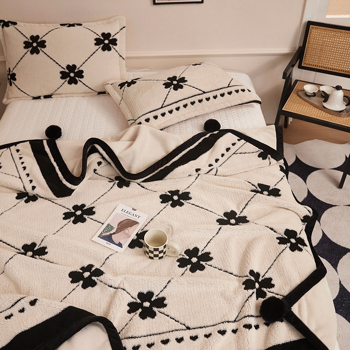 91家纺网 家纺一手货源 找家纺 肖恩毯业 2025新款黑白阳离子熊猫绒多功能毛毯 熊猫绒-爱心花朵球