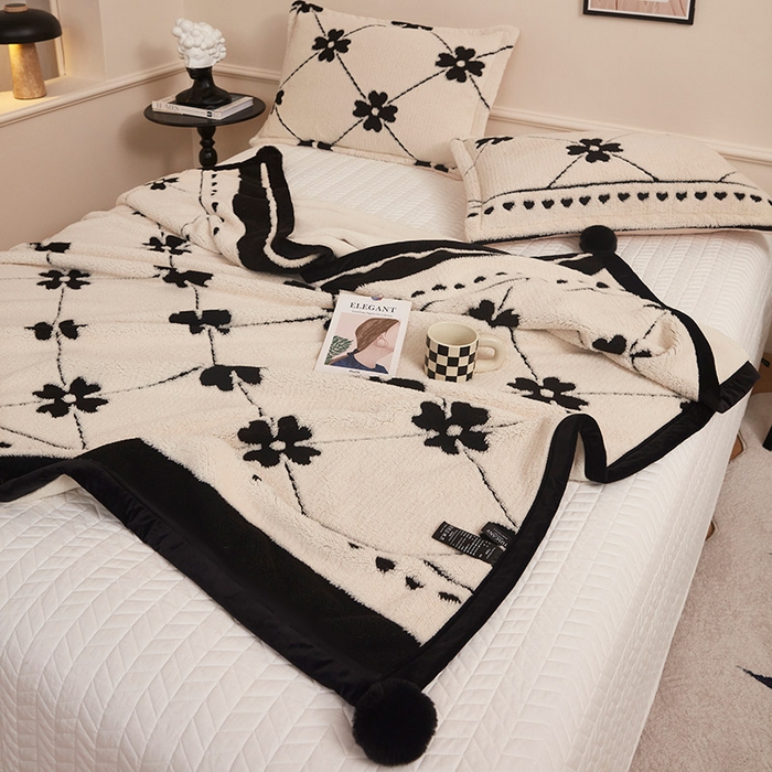 91家纺网 家纺一手货源 找家纺 肖恩毯业 2025新款黑白阳离子熊猫绒多功能毛毯 熊猫绒-爱心花朵球