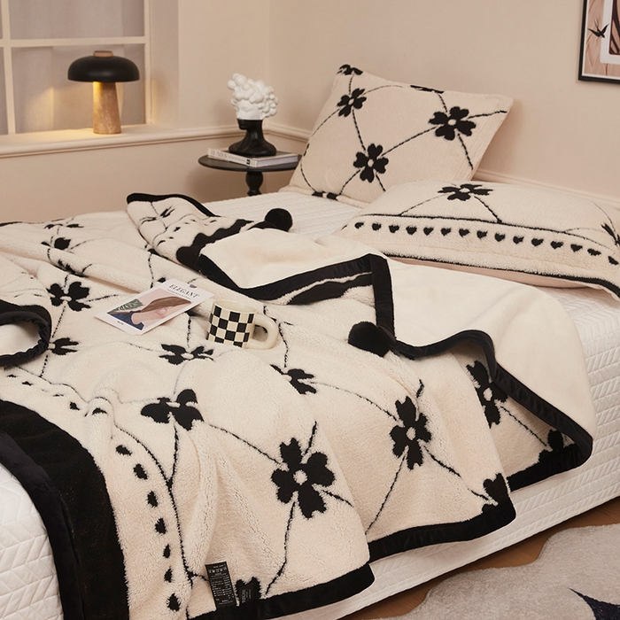 91家纺网 家纺一手货源 找家纺 肖恩毯业 2025新款黑白阳离子熊猫绒多功能毛毯 熊猫绒-爱心花朵球