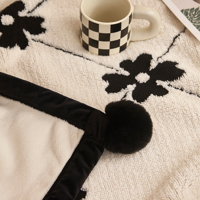 91家纺网 家纺一手货源 找家纺 肖恩毯业 2025新款黑白阳离子熊猫绒多功能毛毯 熊猫绒-爱心花朵球