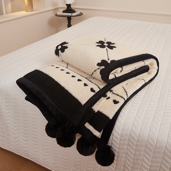 91家纺网 家纺一手货源 找家纺 肖恩毯业 2025新款黑白阳离子熊猫绒多功能毛毯 熊猫绒-爱心花朵球