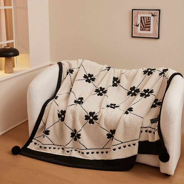 91家纺网 家纺一手货源 找家纺 肖恩毯业 2025新款黑白阳离子熊猫绒多功能毛毯 熊猫绒-爱心花朵球