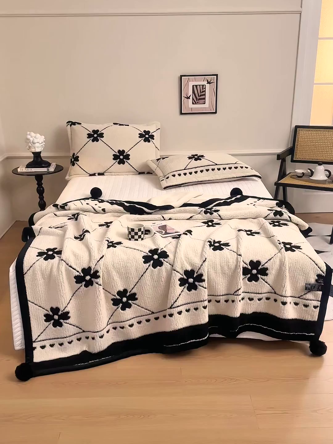 91家纺网 家纺一手货源 找家纺 肖恩毯业 2025新款黑白阳离子熊猫绒多功能毛毯 熊猫绒-爱心花朵球